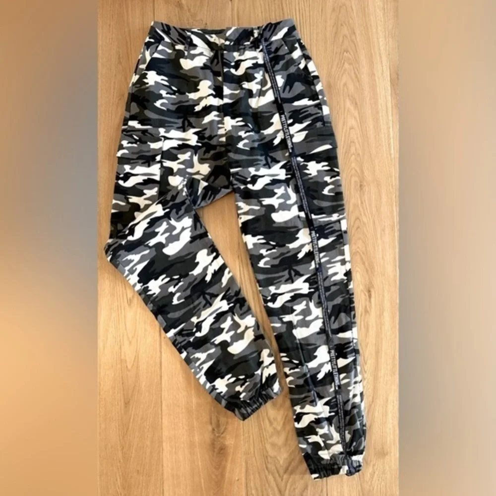 New PrettyLittleThing Grey Camo Cargo Pants Size 4